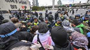 Demonstran Antiperang Bentrok dengan polisi Australia di Konvensi Senjata