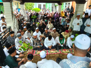 Abu Kuta Krueng, Abu Mudi, Antarkan Tu Sop ke Tempat Peristirahatan Terakhir