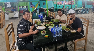 Pelatih Soft Tenis Kaltim Terpesona dengan Ikan Bakar Khas Aceh