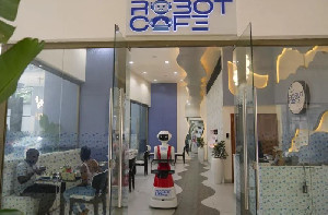 Pelayan Robot di Kenya Jadi Perbincangan Hangat