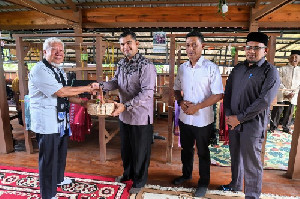 Tim Seleksi OVOP Kemenperin Kunjungi Sentra Tenun Kain Songket Gampong Krueng Kalee