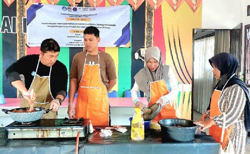 Dosen UTU Latih Poklahsar Camar Laut Olah Ikan Teri Asam Sunti Siap Saji