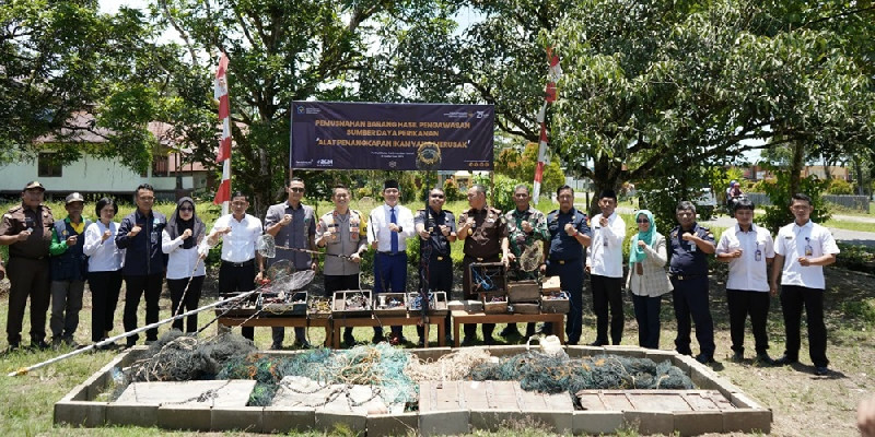 KKP Musnahkan 23 Alat Tangkap Ikan Ilegal di Kapuas Hulu