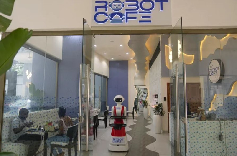 Pelayan Robot di Kenya Jadi Perbincangan Hangat