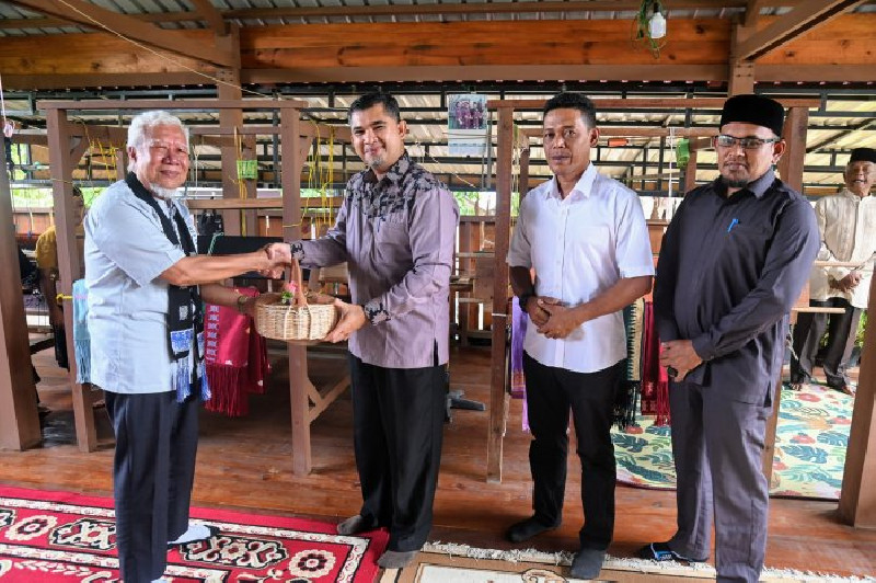 Tim Seleksi OVOP Kemenperin Kunjungi Sentra Tenun Kain Songket Gampong Krueng Kalee