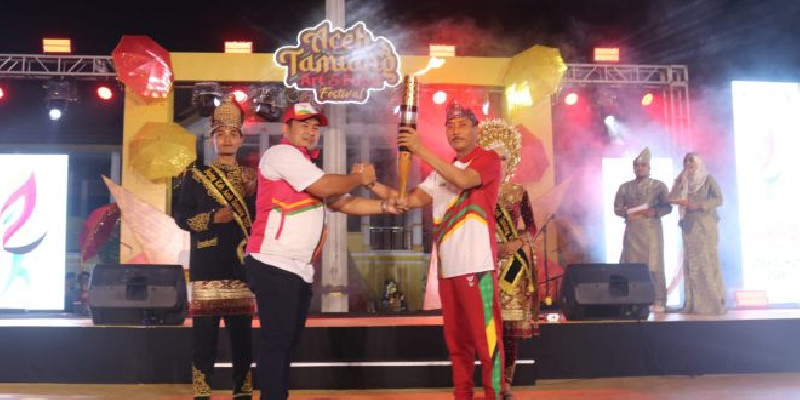 Kadisbudpar Serahkan Obor Api PON di Panggung Aceh Tamiang Art and Food Festival