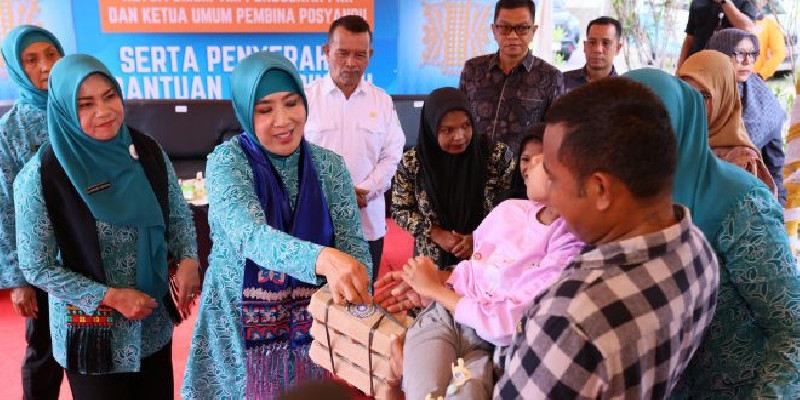 Pj Ketua PKK Aceh dan Ketua Umum PKK Salurkan Bantuan untuk Sabang