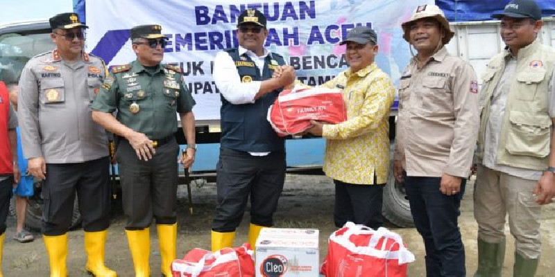 Pj Gubernur Safrizal Serahkan Satu Truk Bantuan untuk Pengungsi Banjir Aceh Tamiang