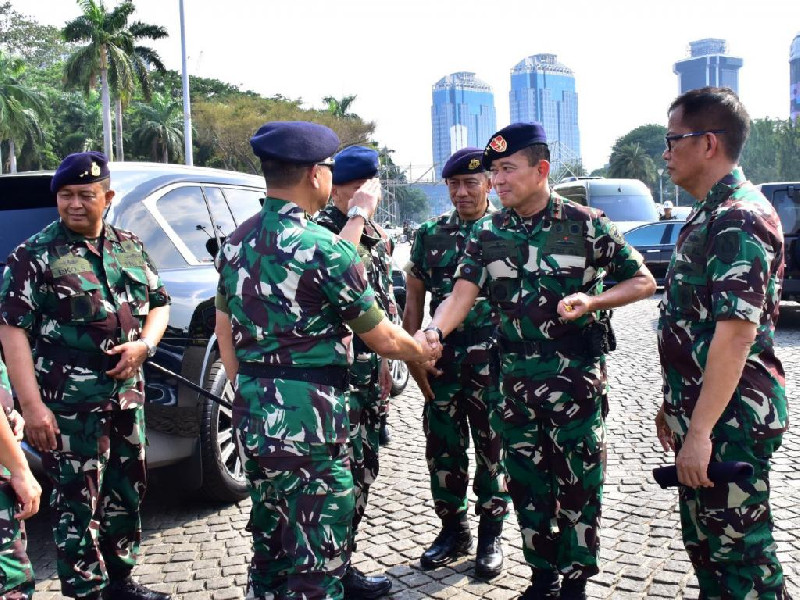 Sambut HUT Ke-79 TNI, Wamenhan Serahkan 769 Unit Alpalhankam