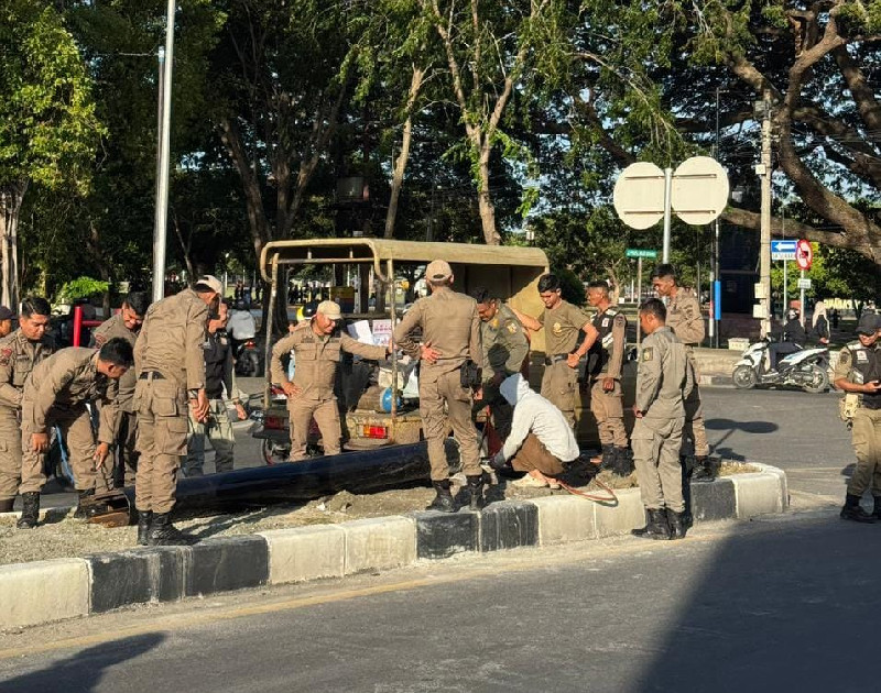 Pemko Banda Aceh Tertibkan Tiang Reklame Tak Berizin