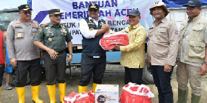 Pj Gubernur Safrizal Serahkan Satu Truk Bantuan untuk Pengungsi Banjir Aceh Tamiang