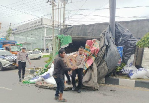 Mobil Truck Pengangkut Barang Tujuan Takengon Terbalik di Bireuen