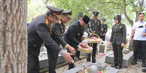 Sambut HUT TNI Ke-79, Forkopimda Aceh Tabur Bunga di Taman Makam Pahlawan