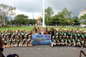 Murid SMP IT  Az- Zahra Studi Tour Keluar Negeri