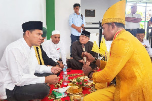 Dek Fadh Dianugerahi Siwah Pusaka Keturunan Raja Aceh