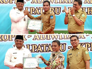 Pj Gubernur Safrizal Serahkan Anugerah Lingkungan Hidup 2024