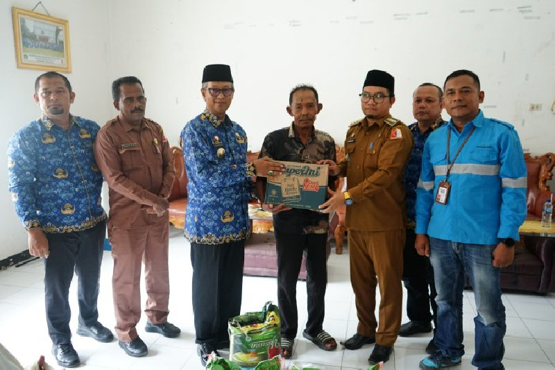 Pemkab Nagan Raya Serahkan Bantuan Sembako CSR PT BEL untuk Masyarakat Miskin