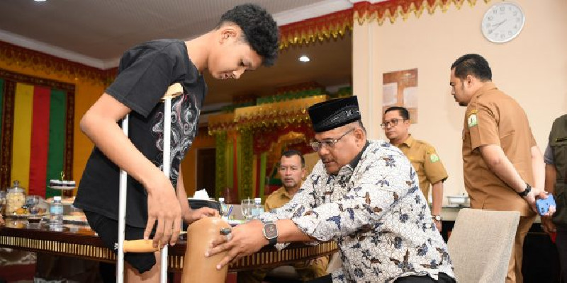 Pj Gubernur Safrizal Serahkan Bantuan Kaki Palsu untuk Remaja Banda Aceh