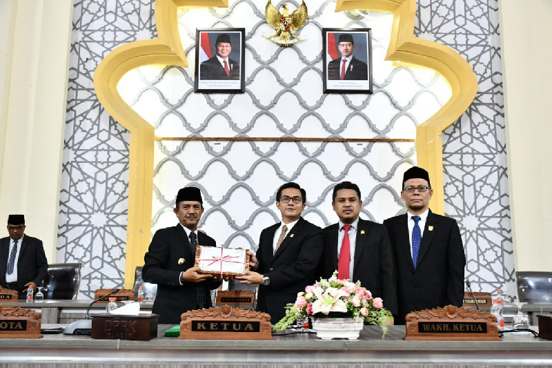 Pj Walikota Banda Aceh Serahkan RAPBK 2025  ke Dewan