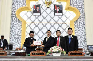 Pj Walikota Banda Aceh Serahkan RAPBK 2025  ke Dewan