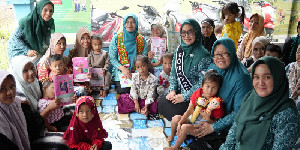 Bunda Literasi Aceh Dorong Anak-Anak Simeulue Gemar Membaca Sejak Dini