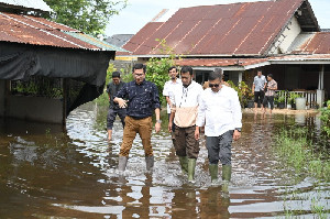 Ketua DPRK Banda Aceh Tinjau Lokasi Banjir di Gampong Emperom