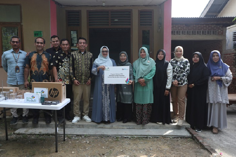 Yekki Yasmin Serahkan Bantuan CSR PLN bagi Pelaku UMKM