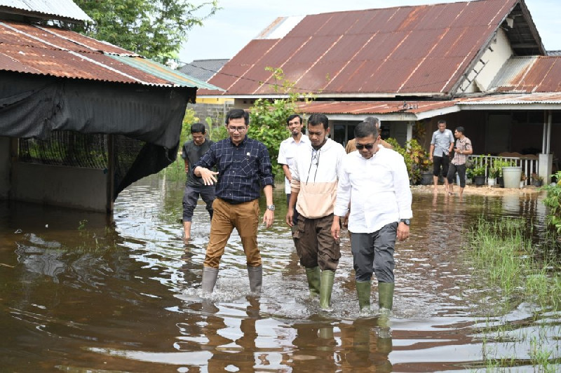 Ketua DPRK Banda Aceh Tinjau Lokasi Banjir di Gampong Emperom