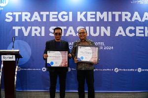 Ketua KIP Aceh Terima Penghargaan Kerja Sama dari TVRI Aceh