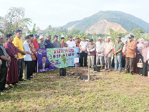 Di Masjid Chik Maharaja Gurah, Kakanwil Kemenag Aceh Tanam Kelapa Hibrida