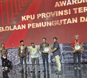 KIP Aceh Terima Penghargaan dari KPU RI