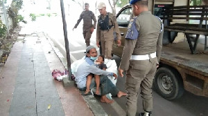 Ngemper Ditepi Jalan, Satpol PP WH Kota Banda Aceh Tertibkan Seorang Gelandangan