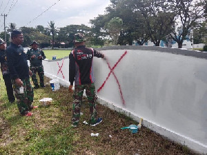 Pemkab Aceh Besar dan Prajurit Kodim 0101/KBA Kembali Cat Pagar Kuburan Massal Siron