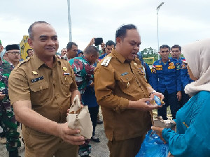 Sambut Kedatangan Kapal Aceh Hebat 1, Pemkab Simeulue Bagikan Nasi Kepada Penumpang