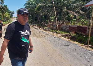 Pantau Perbaikan Jalan Kebun Baru-Latiung, Pj Bupati Simeulue: Pastikan Proyek Selesai Sesuai Target