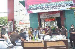 Kejari Aceh Timur Musnahkan Barang Bukti dari Perkara Inkrah, Termasuk Kosmetik Ilegal