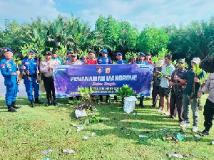 Satpolairud Polres Aceh Barat Bersama Masyarakat Nelayan Tanam Pohon Mangrove