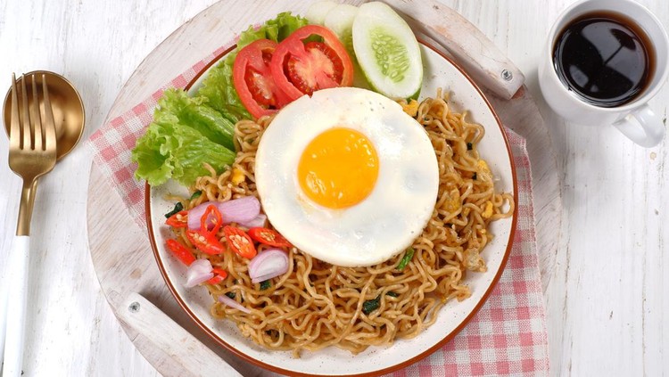 Simak! 4 Cara Sehat Masak Mie Instan