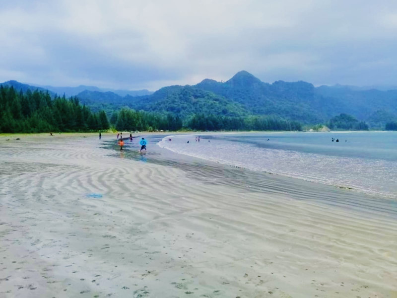 Pesona Pantai Ritting, Surga Tersembunyi bagi Pencinta Keindahan