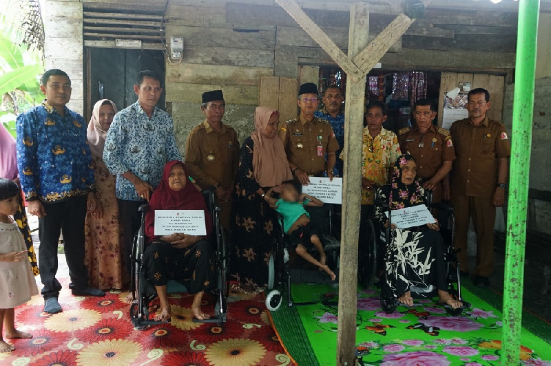 Pemkab Nagan Raya Salurkan Kursi Roda Untuk Disabilitas dan Lansia