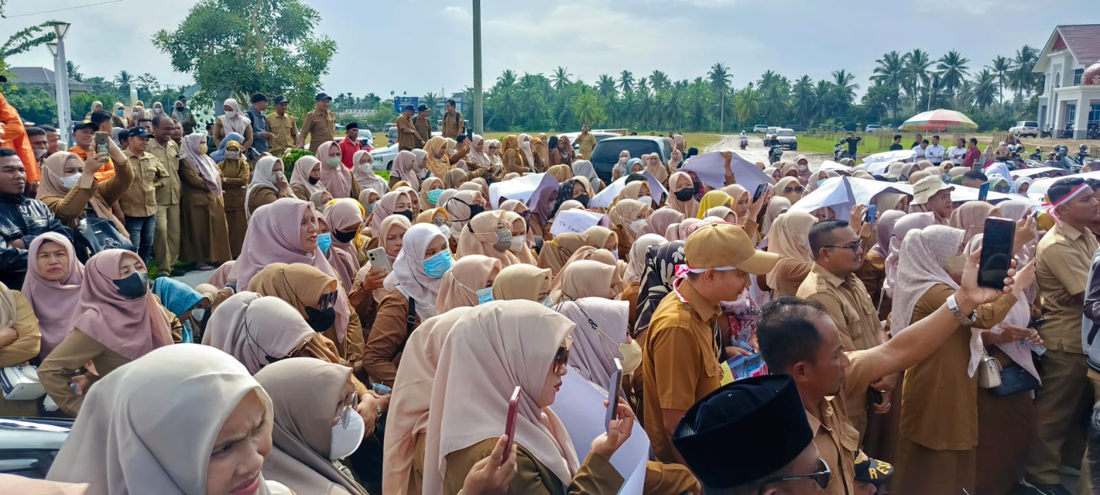 Honorer Aceh Utara Demo ke Kantor Bupati Minta Diangkat Menjadi PPPK