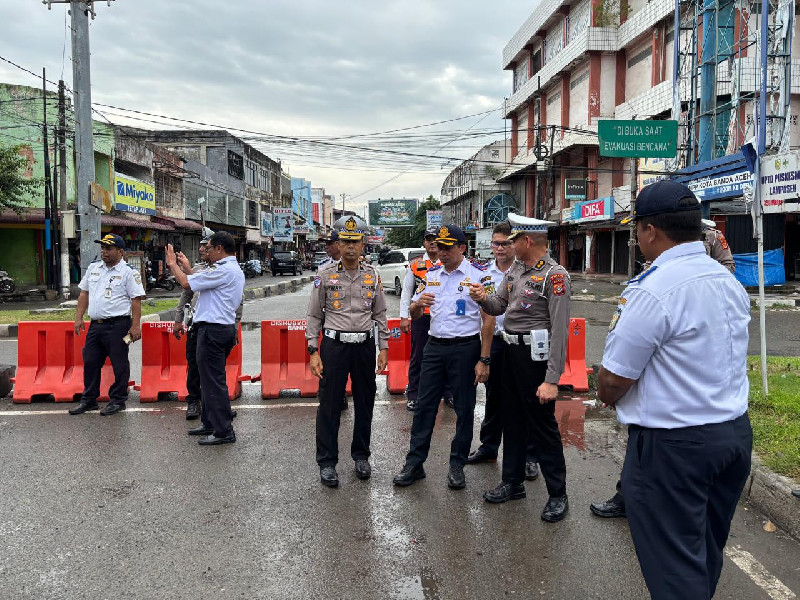 Dishub Banda Aceh Tinjau Lokasi Kendaraan Naik ke Atas Pembatas Jalan