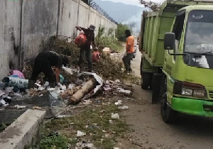 DLH Aceh Besar Sisir Tumpukan Sampah di Belakang SHB Darul Imarah