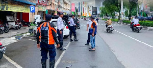 Cegah Kemacetan, Dishub Banda Aceh Ingatkan Juru Parkir Lebih Tertib Atur Kendaraan