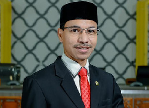 Farid Nyak Umar Apresiasi Keuchik Lampulo Terima Penghargaan Nasional Desa Sadar Hukum