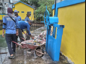 Dinas PUPR Banda Aceh Imbau Warga Stop Buang Sampah di Saluran