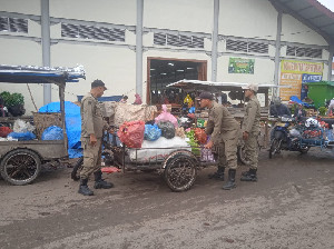 Satpol PP dan WH Aceh Besar Pantau Pasar Tradisional di Lambaro