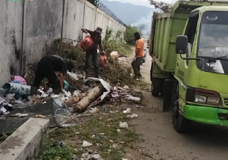 DLH Aceh Besar Sisir Tumpukan Sampah di Belakang SHB Darul Imarah