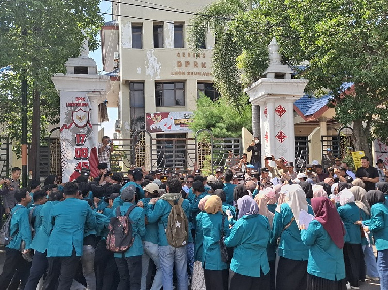 Kenaikan PPN 12%, Ratusan Mahasiswa Demo DPRK Lhokseumawe