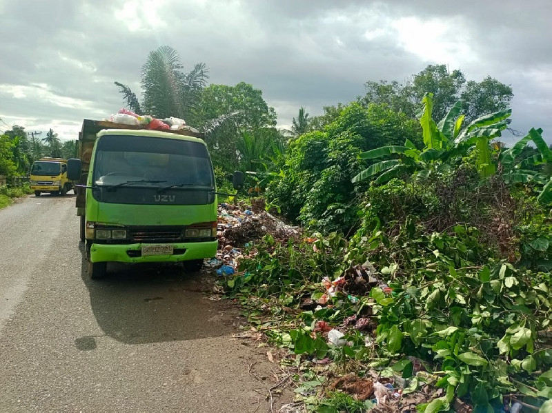 DLH Aceh Besar Bersihkan Tumpukan Sampah di Piyeung Montasik